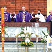Mszy św. i obrzędom pogrzebowym przewodniczył bp Ignacy Dec.