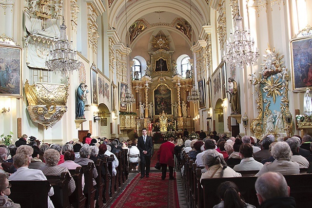 Kościół w Białej jest mocno związany z losami rodów Wojtyłów i Kaczorowskich.
