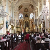 Kościół w Białej jest mocno związany z losami rodów Wojtyłów i Kaczorowskich.