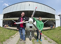 Bartek (z prawej) z tatą Michałem przed hangarem, przy samolocie FK-9  wujka Stanisława