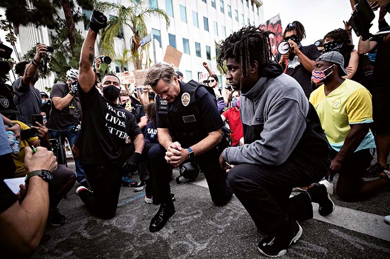 Dowódca policji Los Angeles Cory Palka klęczy razem z czarnoskórymi uczestnikami protestu po śmierci George’a Floyda. Ta demonstracja miała charakter pokojowy, ale nie zawsze tak było.