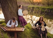 Kapela Fedaków to rodzinny zespół, który gra na dawnych instrumentach. Prowadzi  także warsztaty tańców tradycyjnych.