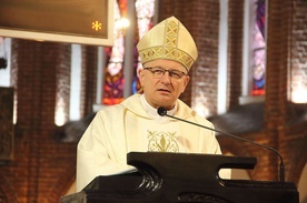 Bp Zadarko: Komunia św. na rękę to nie zdrada Chrystusa, nie profanacja, nie protestantyzacja
