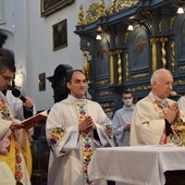 Mszą świętą w bazylice katedralnej rozpoczęły się w Łowiczu uroczystości Najświętszego Ciała i Krwi Chrystusa. 