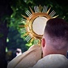 Jeden ze świdnickich wikariusz niosący Najświętszy Sakrament w czasie procesji eucharystycznej.