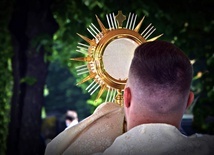Jeden ze świdnickich wikariusz niosący Najświętszy Sakrament w czasie procesji eucharystycznej.