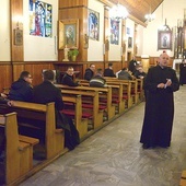 ▲	Spotkanie poprowadził ks. Mirosław Kszczot (stoi w środku nawy kościoła).