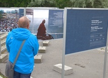Tablice pamięci o św. Janie Pawle II na Westerplatte
