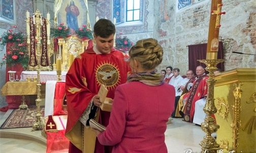 Chustę, do której po święceniach starł olej krzyżma świętego ze swoich rąk, neoprezbiter Michał ofiarował uroczyście swojej mamie.