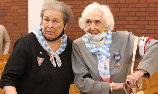 Lucyna Adamkiewicz (P) i Barbara Wojnarowska-Gautier - przedstawicielki byłych więźniów KL Auschwitz.