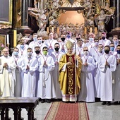 Pamiątkowe zdjęcie nowych członków służby liturgicznej diecezji świdnickiej.