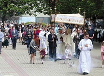 Procesji wokół katedry Chrystusa Króla przewodniczył metropolita katowicki.