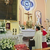 Na początku uroczystej liturgii prowincjał Polskiej Prowincji Salwatorianów ks. Józef Figiel SDS poświęcił odrestaurowany obraz franciszkańskiego kaznodziei.