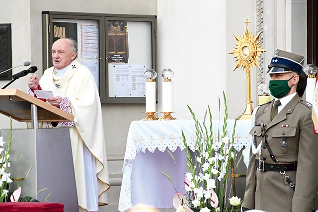 – Czy pragnienie Eucharystii wzrosło w nas? – pytał kardynał.