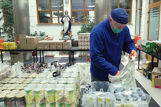 ▲	Od początku zagrożenia koronawirusem przy ul. Smoleńsk wydano już 1,4 tys. paczek żywnościowych.