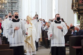 Najświętszy Sakrament niósł arcybiskup gdański.