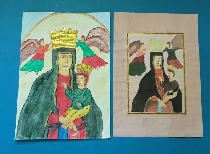 Dzieci z klas IV - VI malowały portret Zawadzkiej Pani.