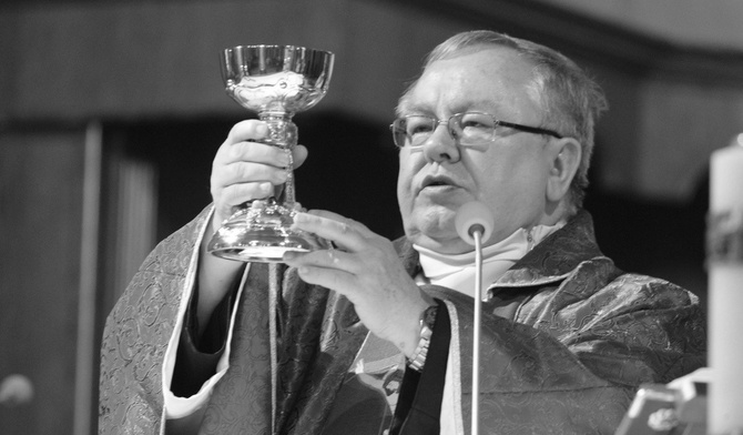 Śp. ks. prał. Zbigniew Powada przy ołtarzu bielskiej katedry.