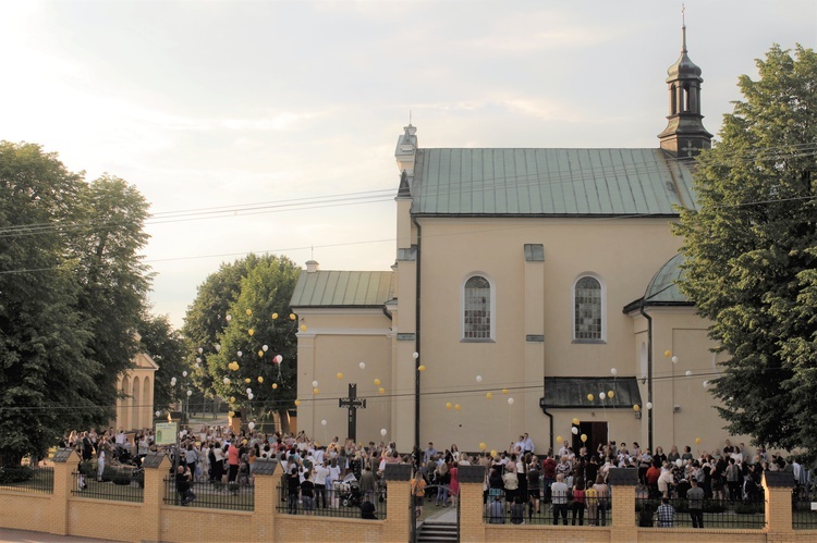 Borowa k. Mielca: Sto papieskich balonów