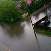 Ul. Kanałowa w centrum Radomia. Tu, oprócz ulicy, nawałnica zalała podziemny garaż. 