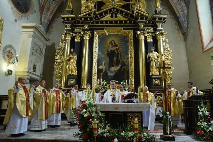 W ołtarzu głównym znajduje się obraz Jana Matejki.
