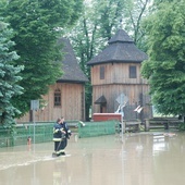 Po ulewnych deszczach zalane m.in. centrum Łapanowa