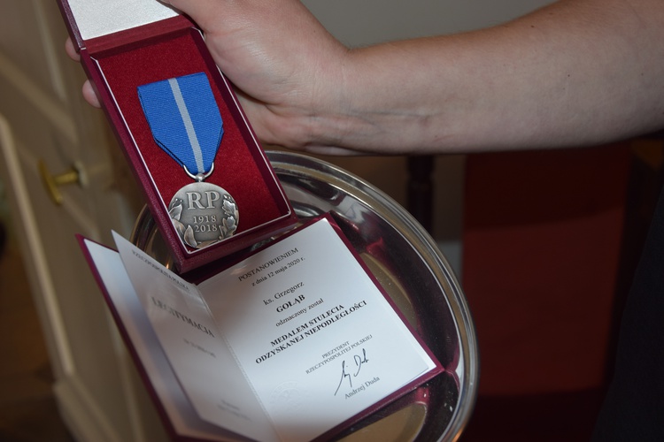Prezydencki medal dla ks. Grzegorza Gołębia