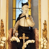 Figura męczennika, kapłana wiernie strzegącego tajemnicy spowiedzi, czczonego na Kaplicówce.
