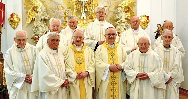 Wspólne zdjęcie po jubileuszowej Eucharystii.
