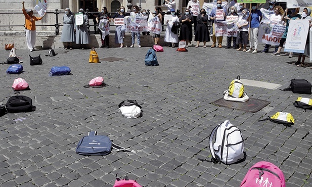 18 czerwca przed włoskim parlamentem ustawiono szkolne plecaki. W taki sposób nauczyciele oraz rodzice uczniów szkół prywatnych, w tym katolickich, domagali się zwiększenia pomocy finansowej dla tych placówek.