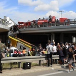 Autobus spadł z wiaduktu na Trasie AK