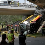 Autobus spadł z wiaduktu na Trasie AK