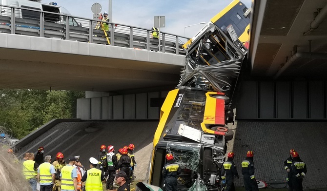 Warszawa. Miejski autobus spadł z wiaduktu. Ofiara śmiertelna, wielu rannych [ZDJĘCIA]