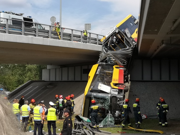 Warszawa. Miejski autobus spadł z wiaduktu. Ofiara śmiertelna, wielu rannych [ZDJĘCIA]