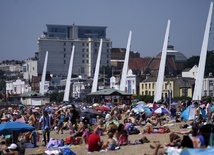 Upały w Wielkiej Brytanii, tłumy na plażach