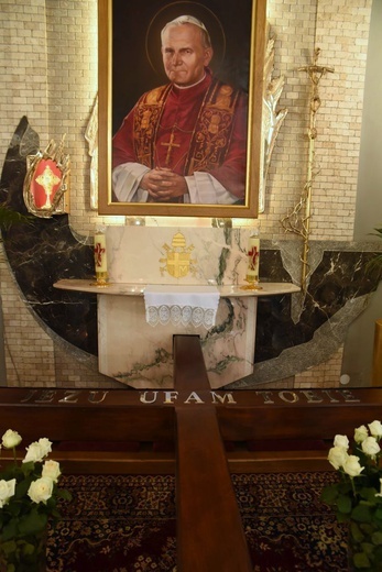 Krzyż misyjny znajduje się w kaplicy św. Jana Pawła II.