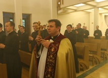 Relikwie wniósł ks. prefekt Paweł Lis.