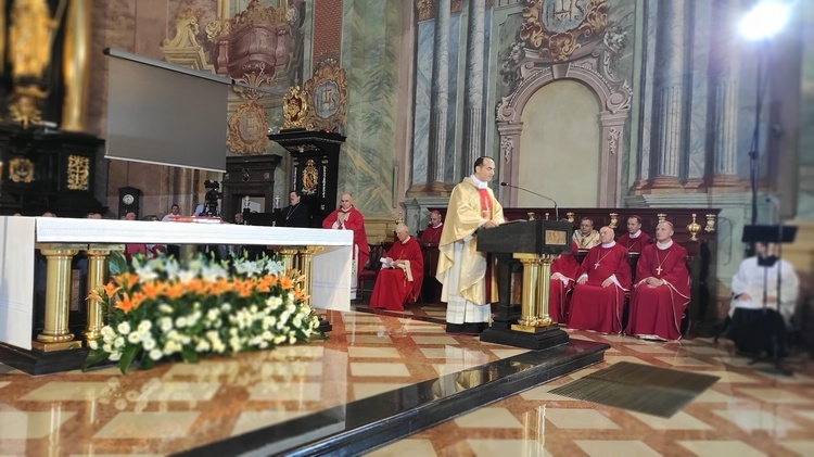 Na uroczystości obecny jest nuncjusz apostolski w Polsce Salvatore Pennacchio.