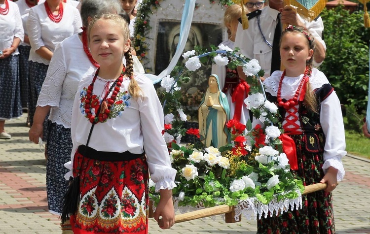 Małe parafianki podczas procesji eucharystycznej.