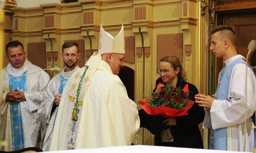 Przedstawiciele hałcnowskiej parafii złożyli bp. Piotrowi Gregerowi życzenia imieninowe.