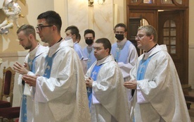 Księża neoprezbiterzy podczas czerwcowego czuwania w Hałcnowie.