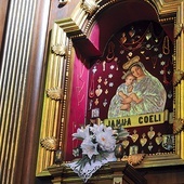 ▲	Obraz Madonny z Dzieciątkiem z Łopacina, czczonej pod wezwaniem  „Ianua Coeli”.