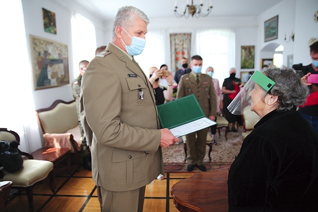 ▲	Nominację wręczył płk Jarosław Molisak, szef Wojewódzkiego Sztabu Wojskowego w Kielcach.