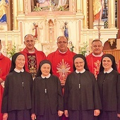 Kapłani z duchaczkami po dziękczynnej Eucharystii.