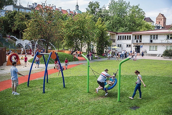 W 2013 r. przy ul. Starej otwarto także ogólnodostępny plac zabaw (wejście od Parku Fontann).