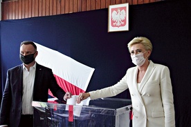 ▼	Urzędujący prezydent tradycyjnie głosował wraz z żoną na Prądniku Białym.