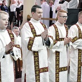 Prawzorem dalmatyki, ich dzisiejszego stroju liturgicznego, była lniana szata noszona przy czynnościach domowych.