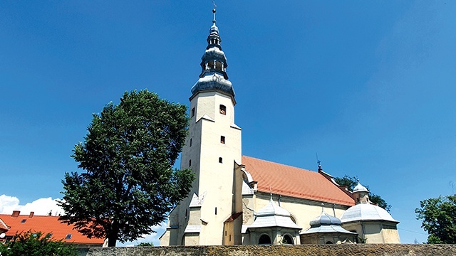 Obecny kościół jest budowlą gotycką, z barokowym wnętrzem i barokowymi dobudówkami.