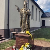 Pomnik św. Jana Pawła II w Kozowie