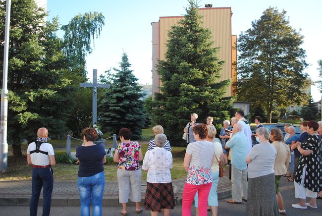 Stalowa Wola. Poświęcono osiedlowy krzyż